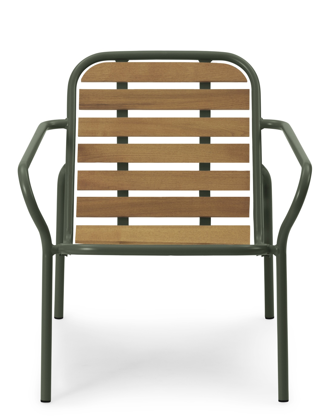 Vorderansicht des Normann Copenhagen Vig Lounge Chair Wood Sessels, Outdoor-Sitzmöbel mit Holzlatten und grünem Gestell.
