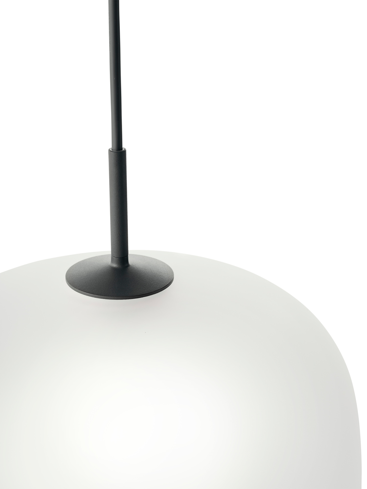 Detailaufnahme der grauen Rime Pendelleuchte von Muuto, moderne Hängelampe für Wohnzimmer und Essbereich.