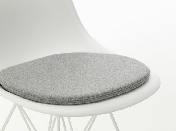 Nahaufnahme eines grauen Soft Seats Sitzkissens von Vitra auf einem weißen Stuhl.