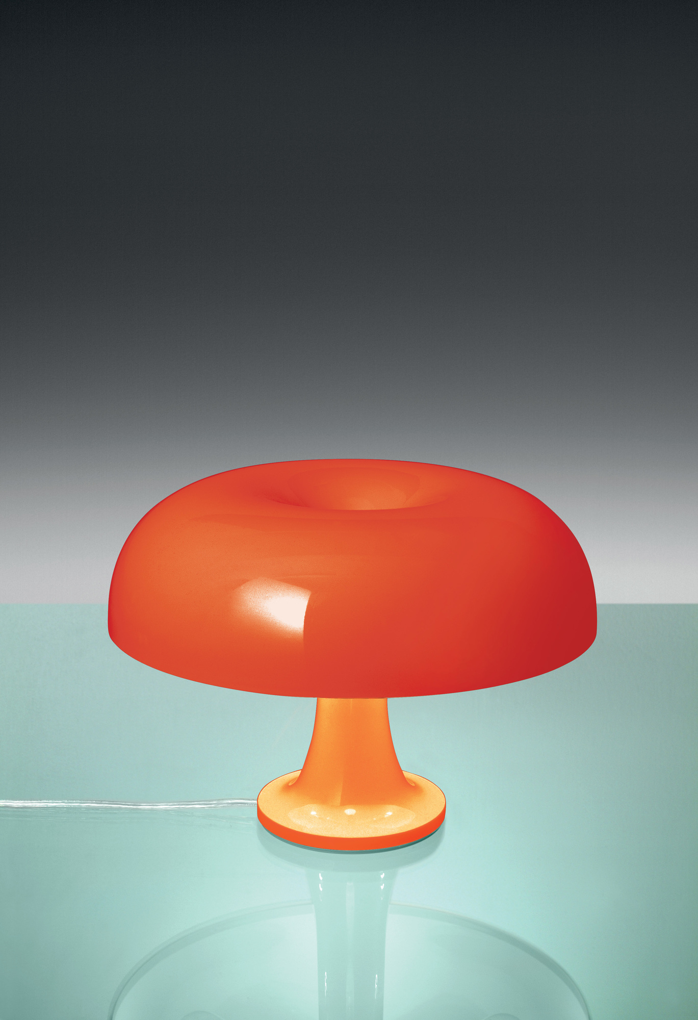 Orangefarbene Nessino Tischleuchte von Artemide, Pilzdesign, für Wohnzimmer oder Nachttisch.