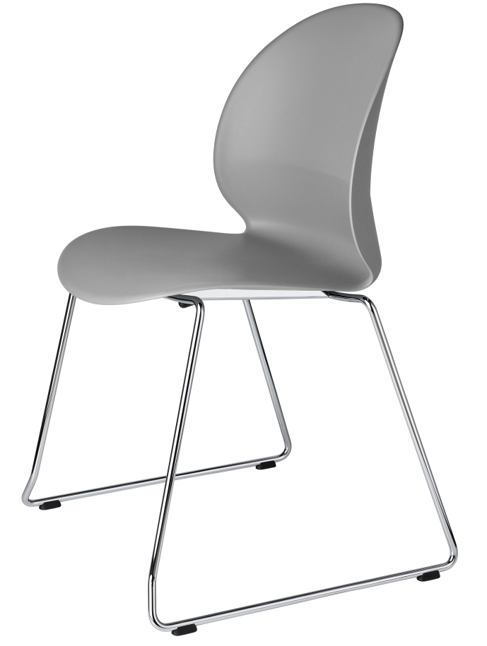 Grauer N02 Recycle Stuhl von Fritz Hansen mit verchromtem Stahlgestell, isoliert auf weißem Hintergrund.