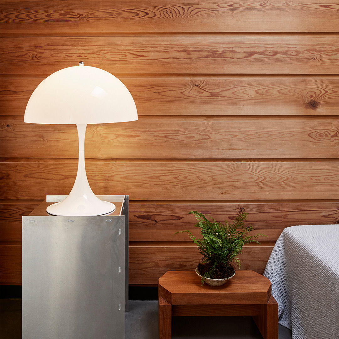 Weiße Pilzlampe auf Metalltisch, moderne Tischleuchte für Schlafzimmer und Wohnzimmer, stimmungsvolle Beleuchtung.