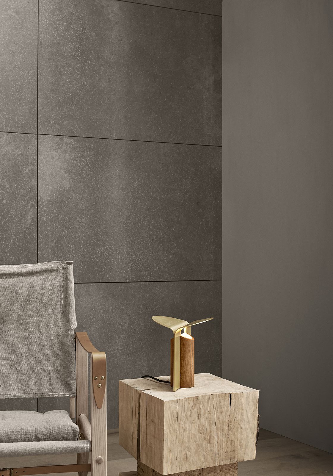 RF200 Petal Lampe von Carl Hansen auf Holzwürfel neben Sessel.