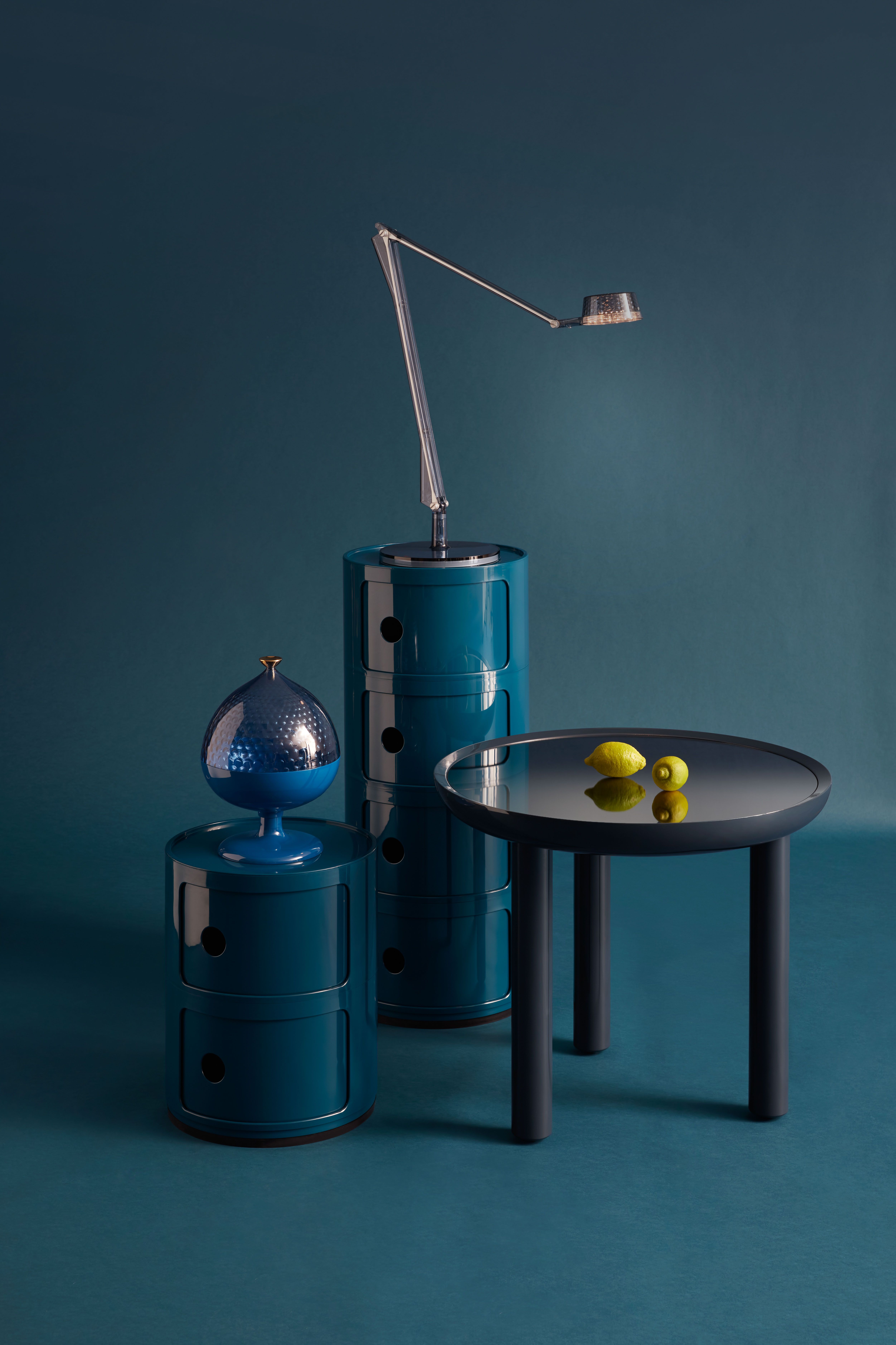 Blaues Componibili 2er Element von Kartell als Nachttisch mit Lampe und Beistelltisch im modernen Ambiente.
