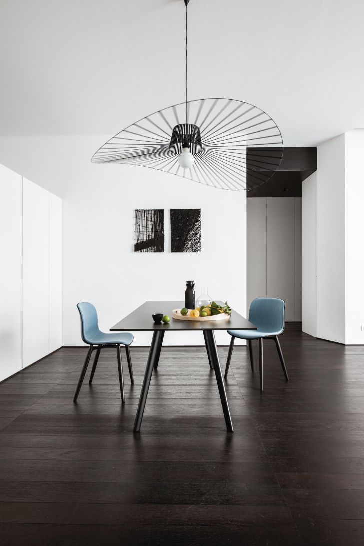Schwarzer Pilo Tisch von Magis mit blauen Stühlen in modernem Esszimmer. Design Esstisch für stilvolles Wohnen.