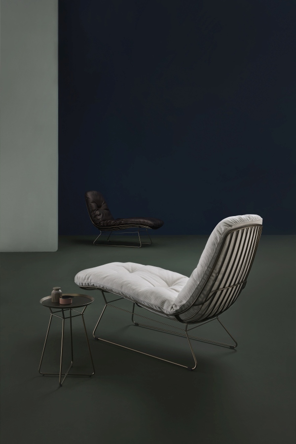 Leyasol Sonnenliege von Freifrau Manufaktur: Moderne Indoor/Outdoor Liege mit hellem Polster und Beistelltisch.