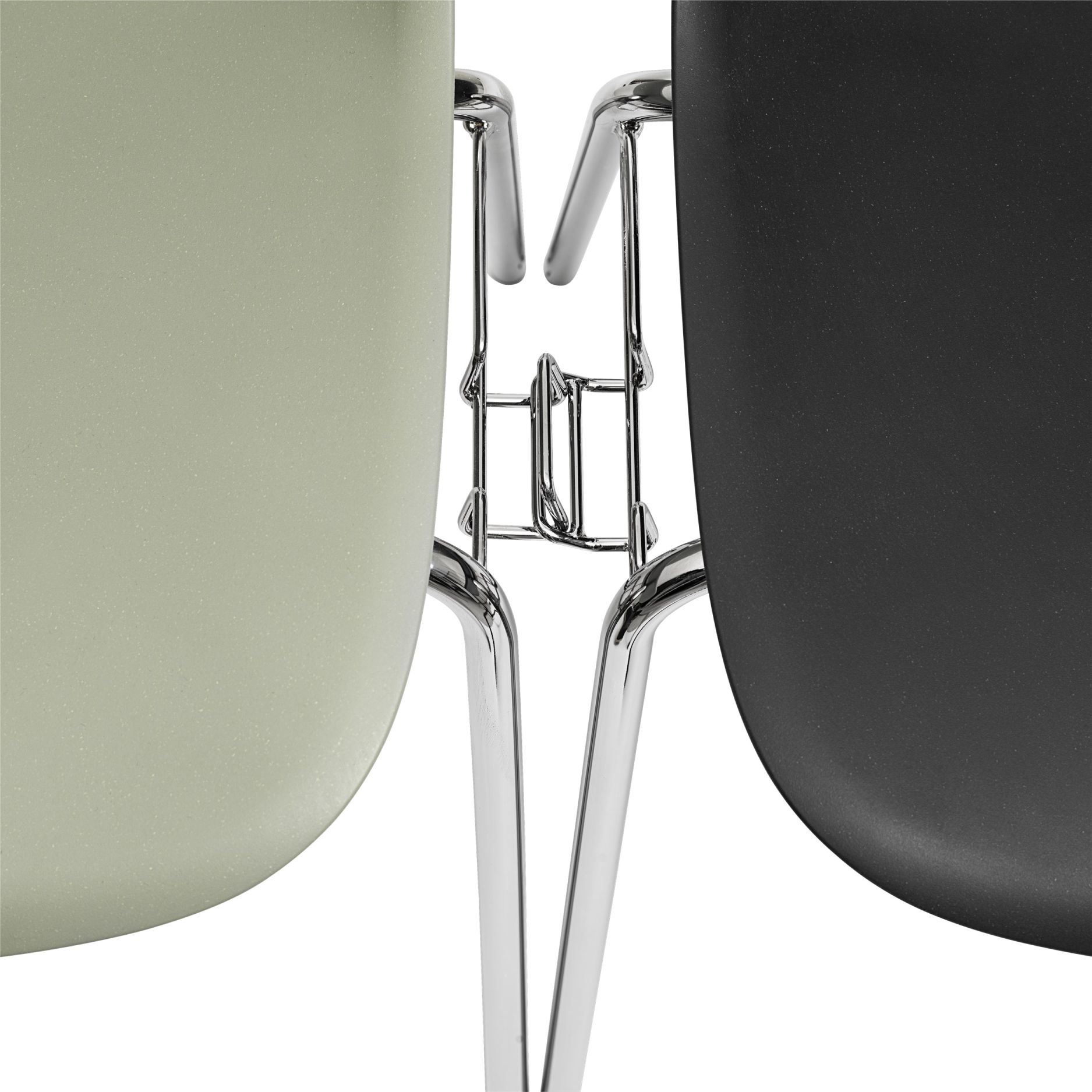 Detailaufnahme: Muuto Fiber Chair mit A-Base Gestell in Schwarz und Grün. Design Stuhl.