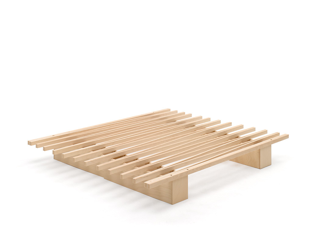 Tojo V Bett 90/180: Lattenrost aus hellem Holz, minimalistisches Design für ein modernes Schlafzimmer.
