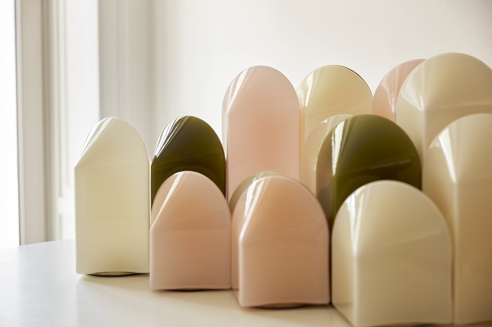 Nahaufnahme der Parade Table Lamp Tischleuchte von Hay in verschiedenen Farben und Größen.