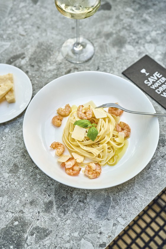 Nahaufnahme von Pasta mit Garnelen auf dem Slope Tisch / Esstisch Outdoor von Weishäupl.