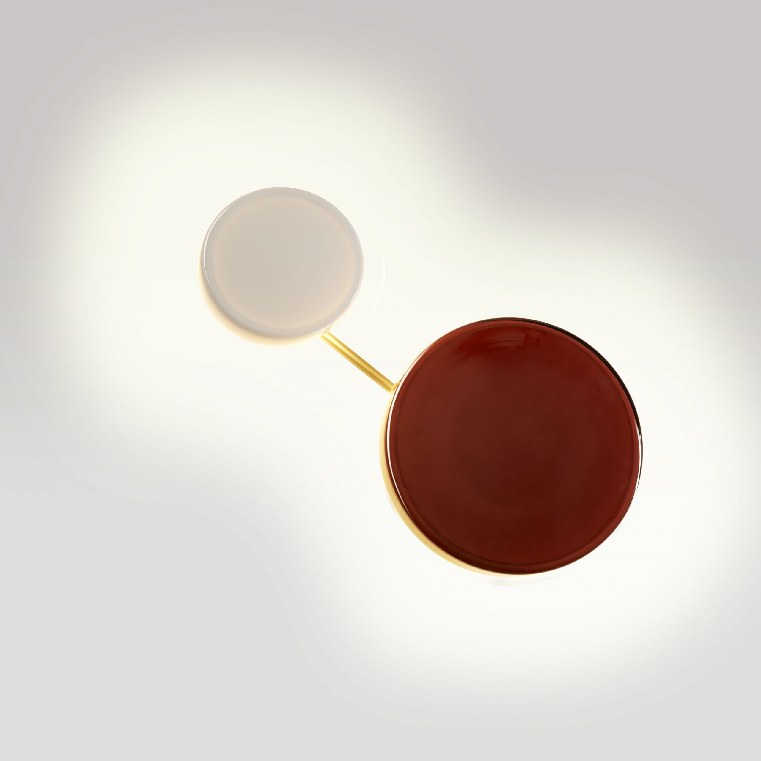 Caramel Wandleuchte von Marset: Moderne Wandlampe mit opalweißem und karamellfarbenem Lampenschirm.