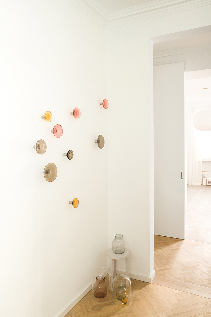 Wanddekoration mit Schönbuch Bulb Garderobenhaken in Bernstein, Rosa und Grau. Design Garderobe für Flur und Diele.