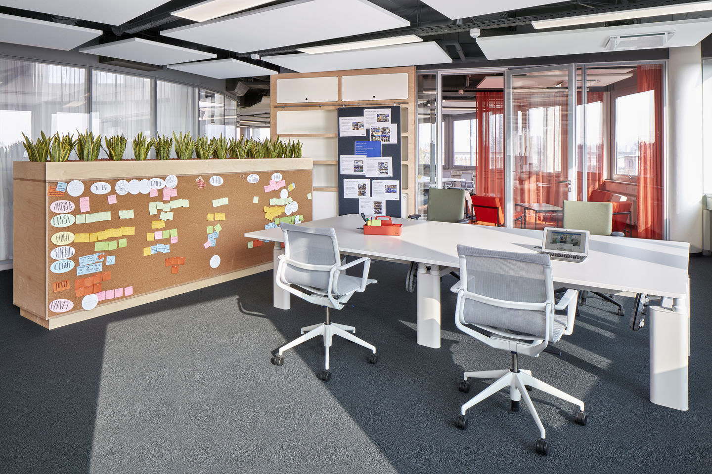Heller Büroraum mit zwei ID Chair Bürostühlen von Vitra an einem weißen Tisch.