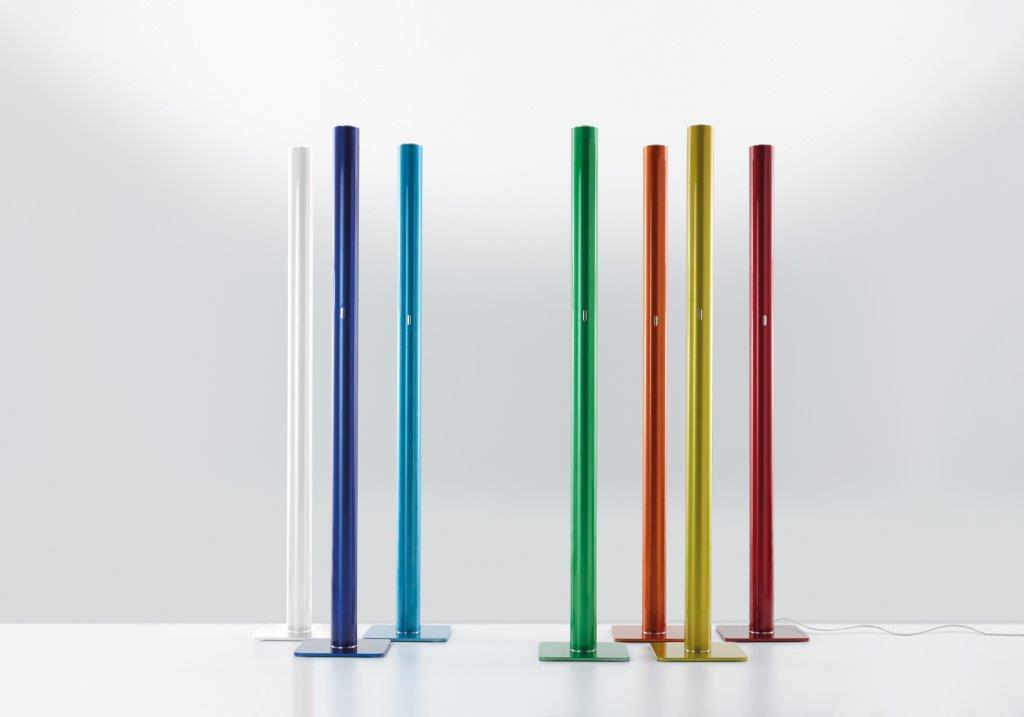 Mehrere farbige Ilio LED Stehleuchten von Artemide, moderne Bodenleuchten für Wohnzimmer und Büro.