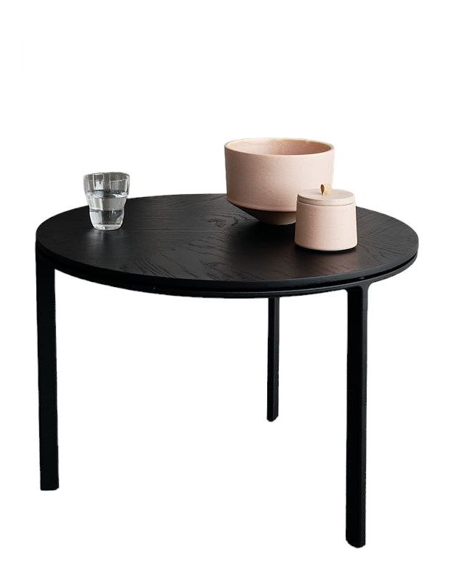 Schwarzer, runder Couchtisch von Vipp mit Glas, Schale und Dose als Dekoration.