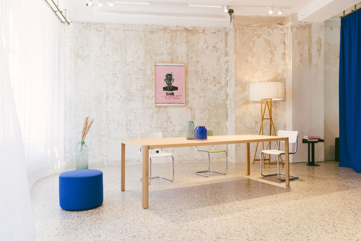 Heller Thonet 1140 Esstisch aus Holz mit Stühlen in einem modern eingerichteten Wohnraum.