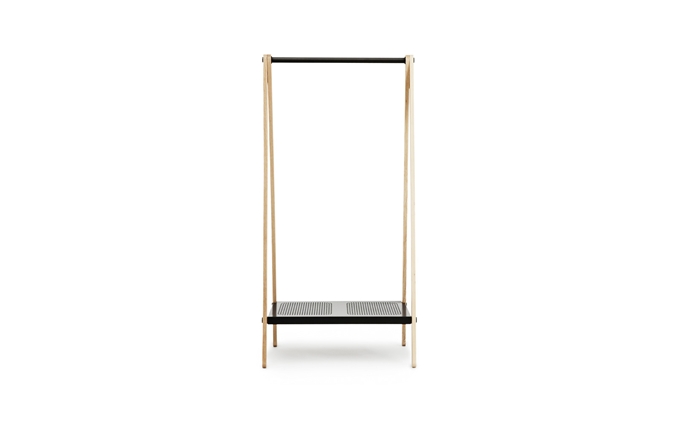 Toj Kleiderständer von Normann Copenhagen aus hellem Holz und schwarzem Metall mit Ablage.