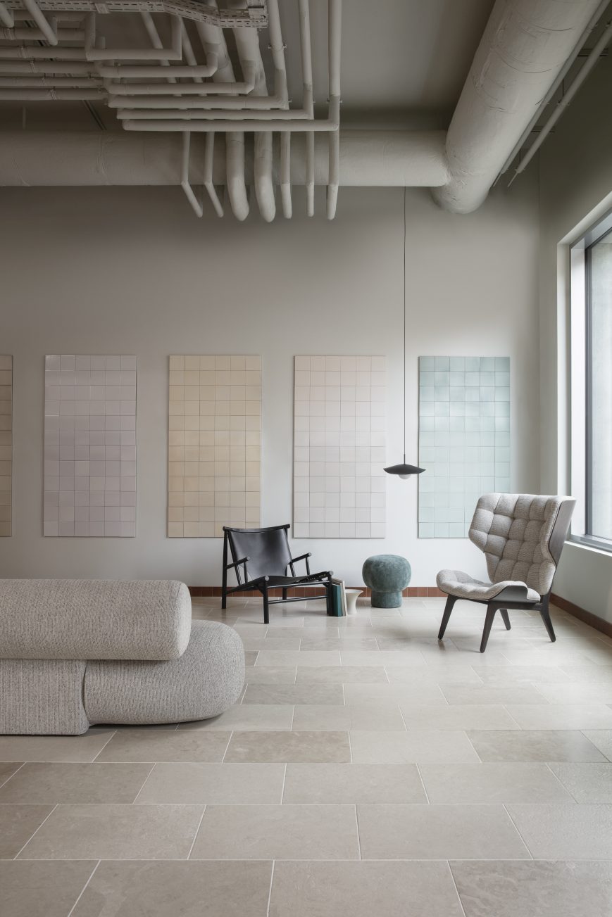Innenaufnahme mit NORR11 Samurai Lounge Chair Sessel, Ledersessel und modularem Sofa in modernem Wohnraum.