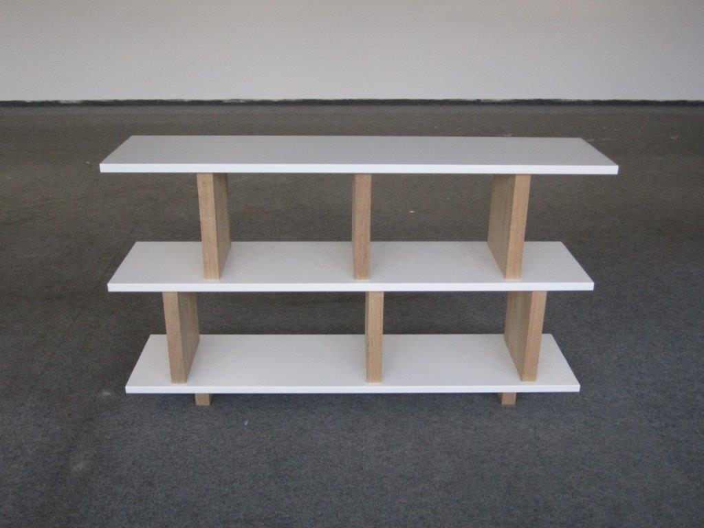 Tojo Regal: Weißes Anbaumodul mit drei Ebenen und Holzstreben für Wohnzimmer oder Büro.
