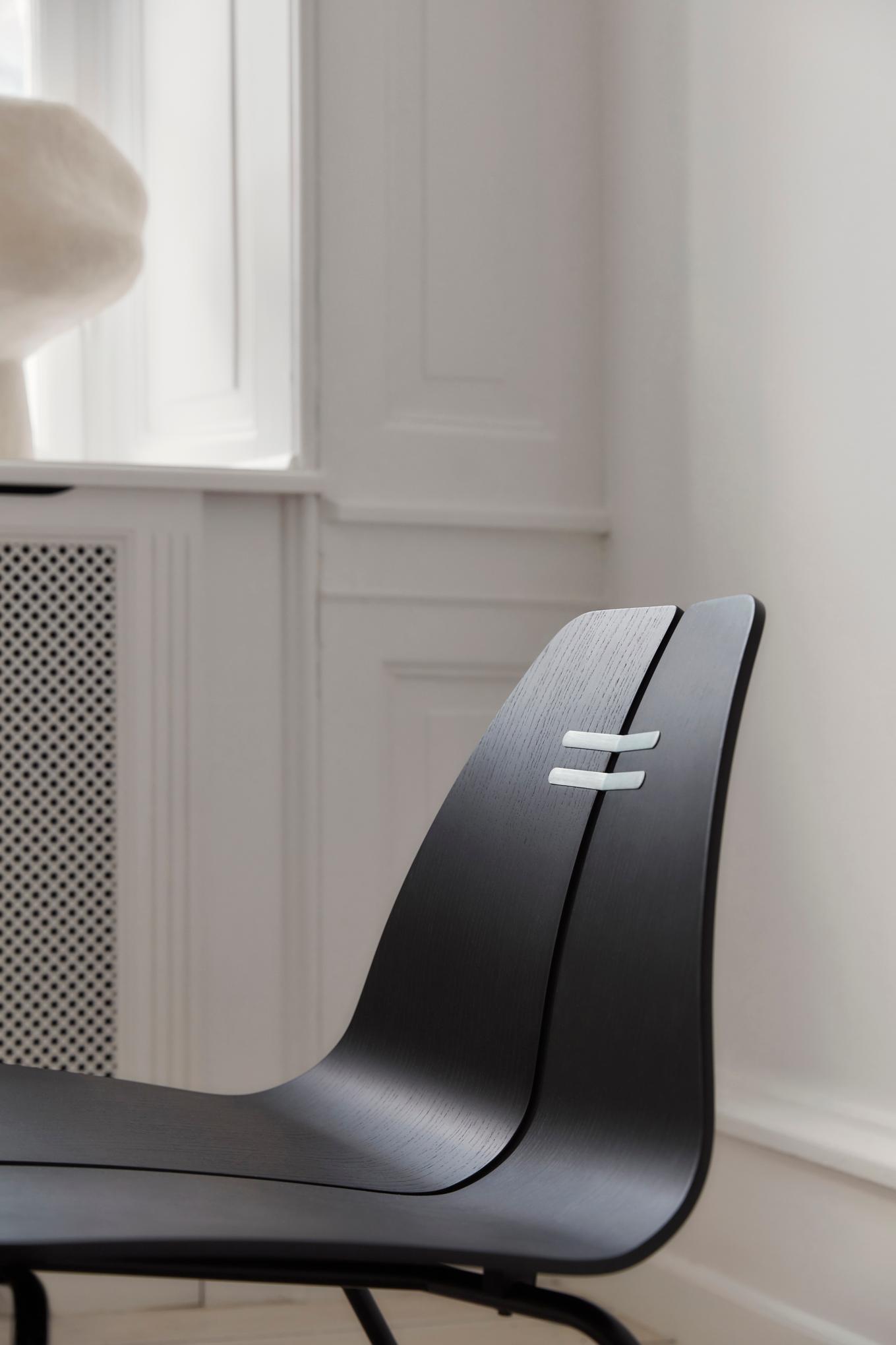 Detailaufnahme des PK23 Loungesessels von Fritz Hansen in Schwarz, modernes Design für Wohnzimmer und Büro.
