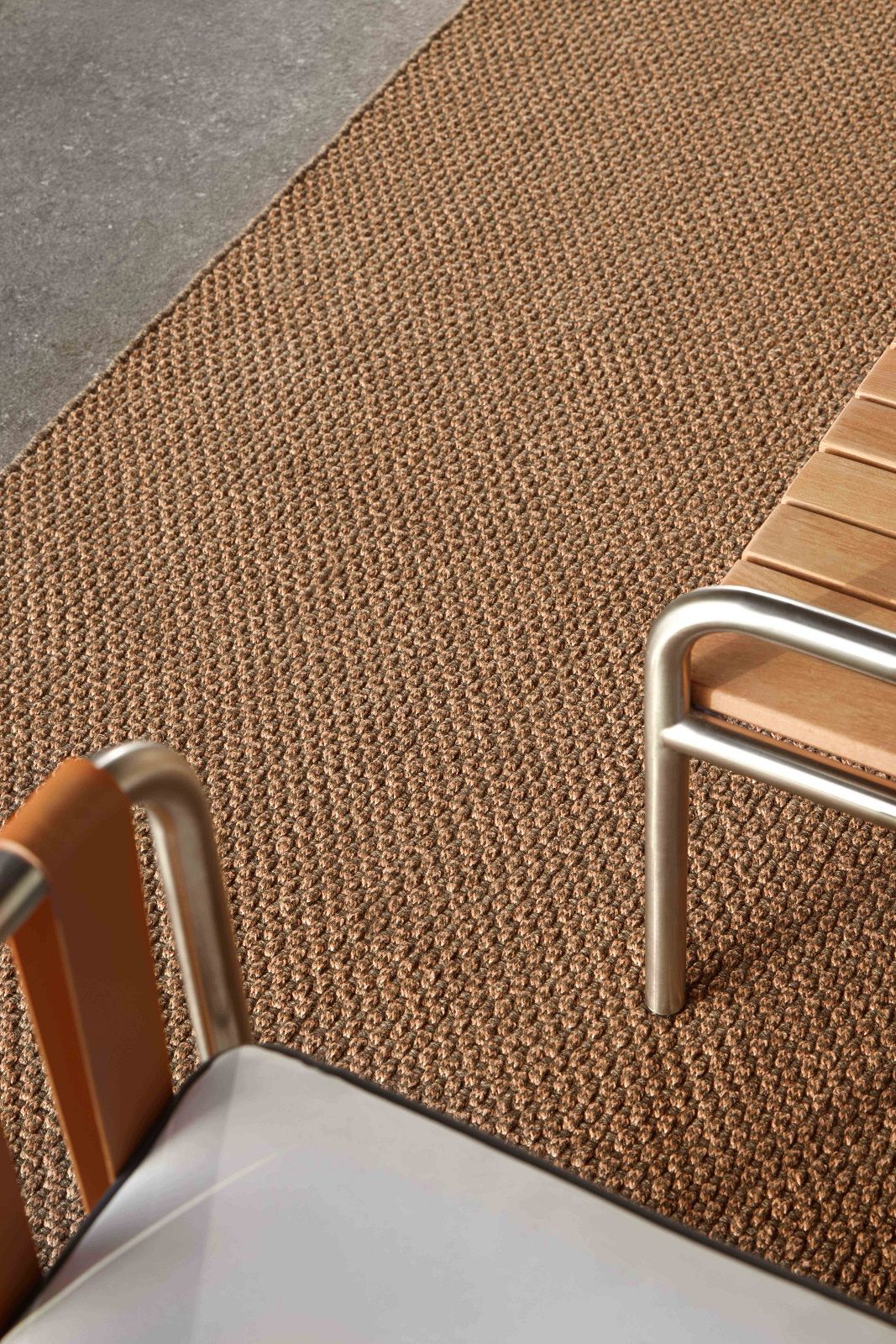 Detailaufnahme des braunen Saline Outdoor Teppichs von Gan, ideal für Terrasse und Garten.