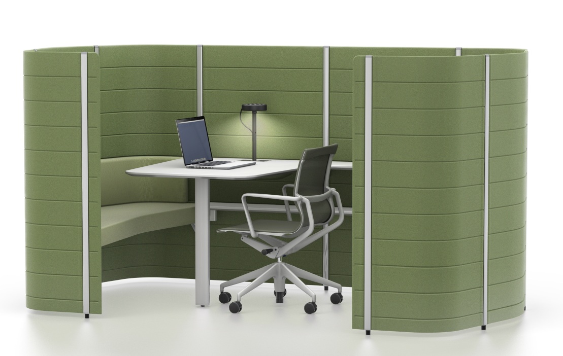 Physix Bürodrehstuhl von Vitra in grün mit Schreibtisch und Laptop in Arbeitskabine.