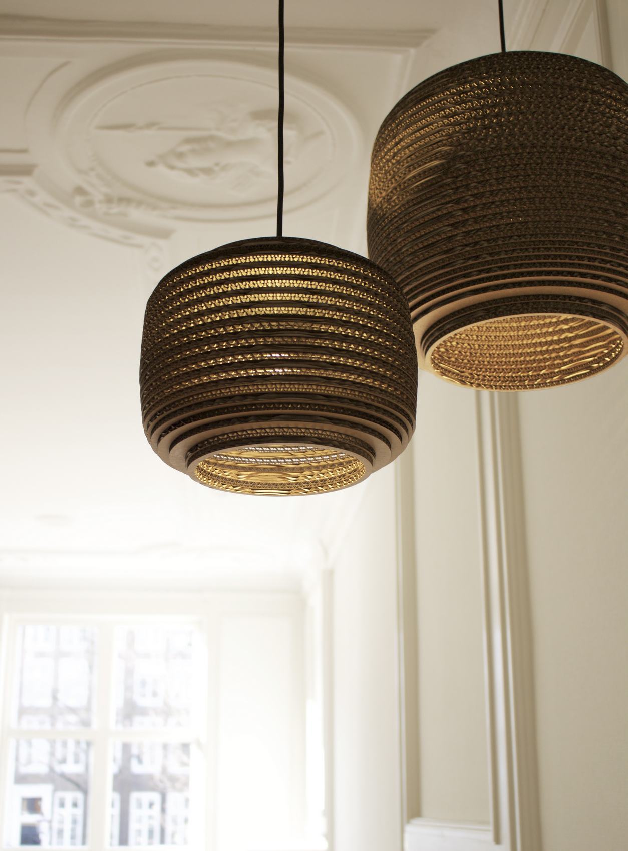 Zwei Ausi14 Scraplights Hängeleuchten von Graypants aus recycelter Pappe, warmes Licht. Design Hängelampe.