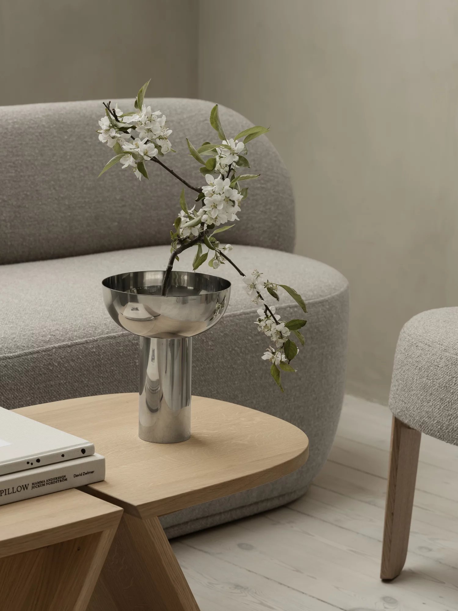 Avio Beistelltisch von Blomus aus Eiche in Schwarz, modernes Design für Wohnzimmer und Schlafzimmer.