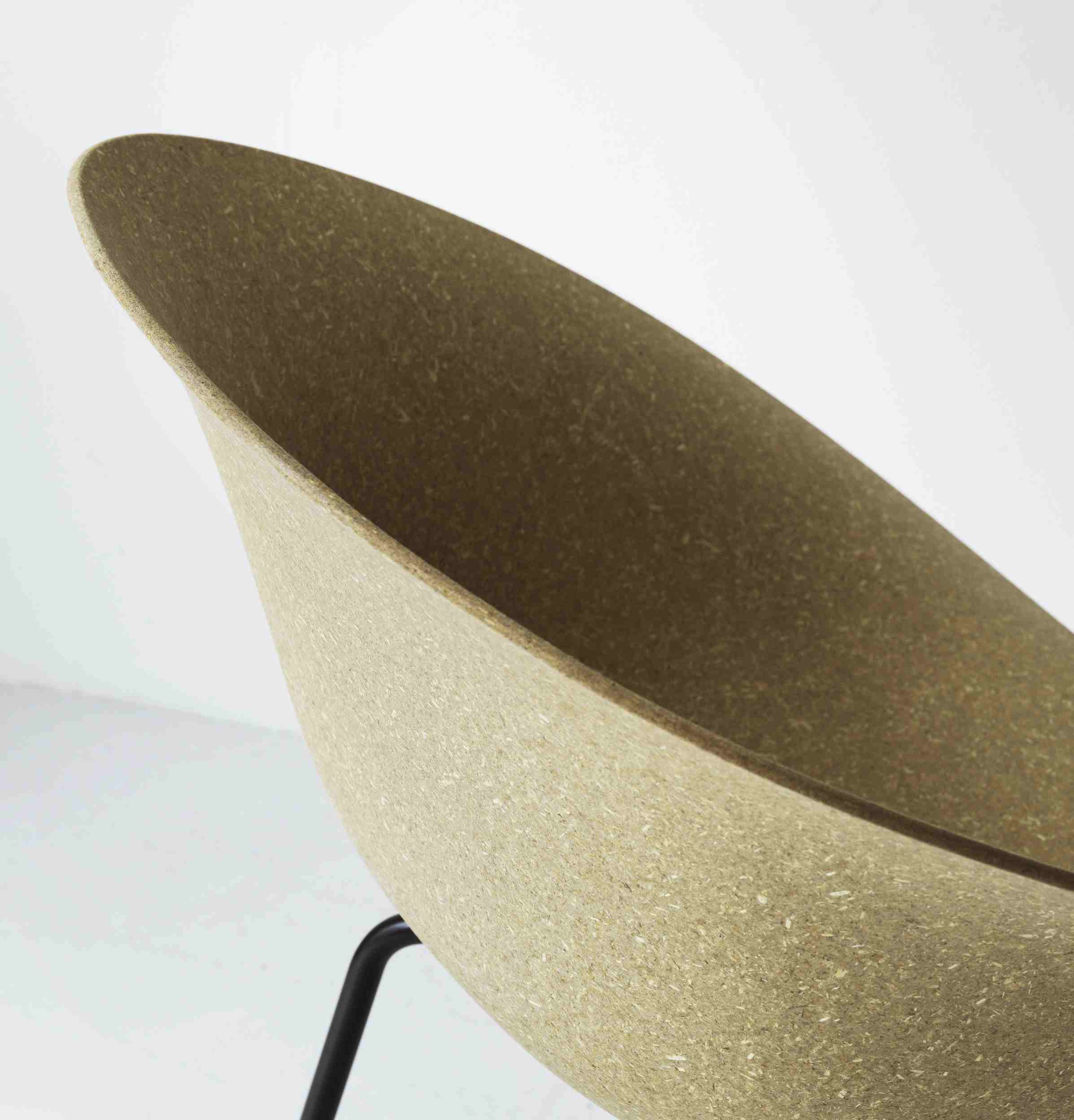 Nahaufnahme des Mat Armchair von Normann Copenhagen, ein moderner Armlehnenstuhl mit Stahlgestell.