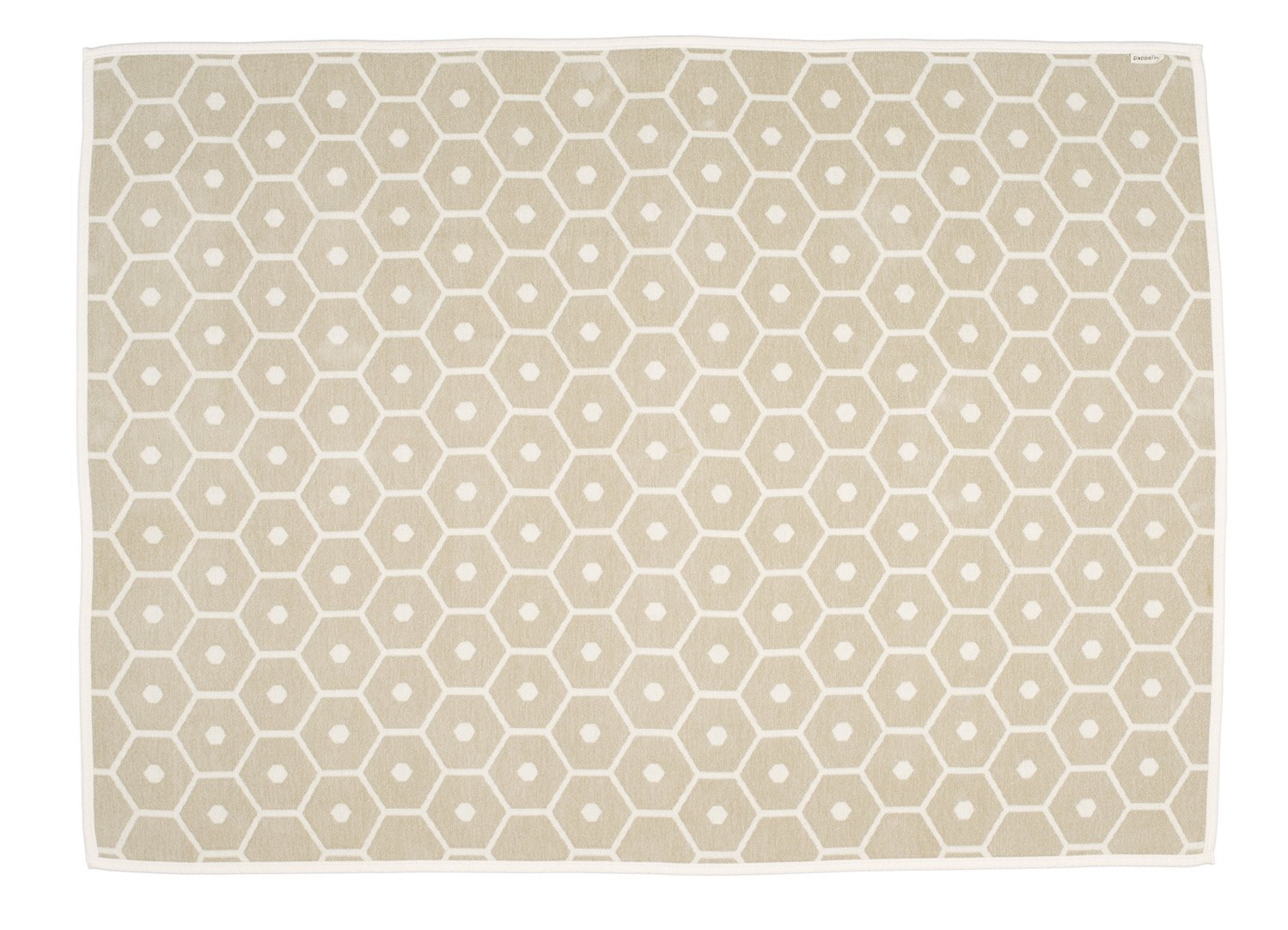 Beige Honey Wolldecke von Pappelina (140x180cm) mit geometrischem Wabenmuster und weißem Rand. Hochwertige Wohndecke für gemütliche Stunden.