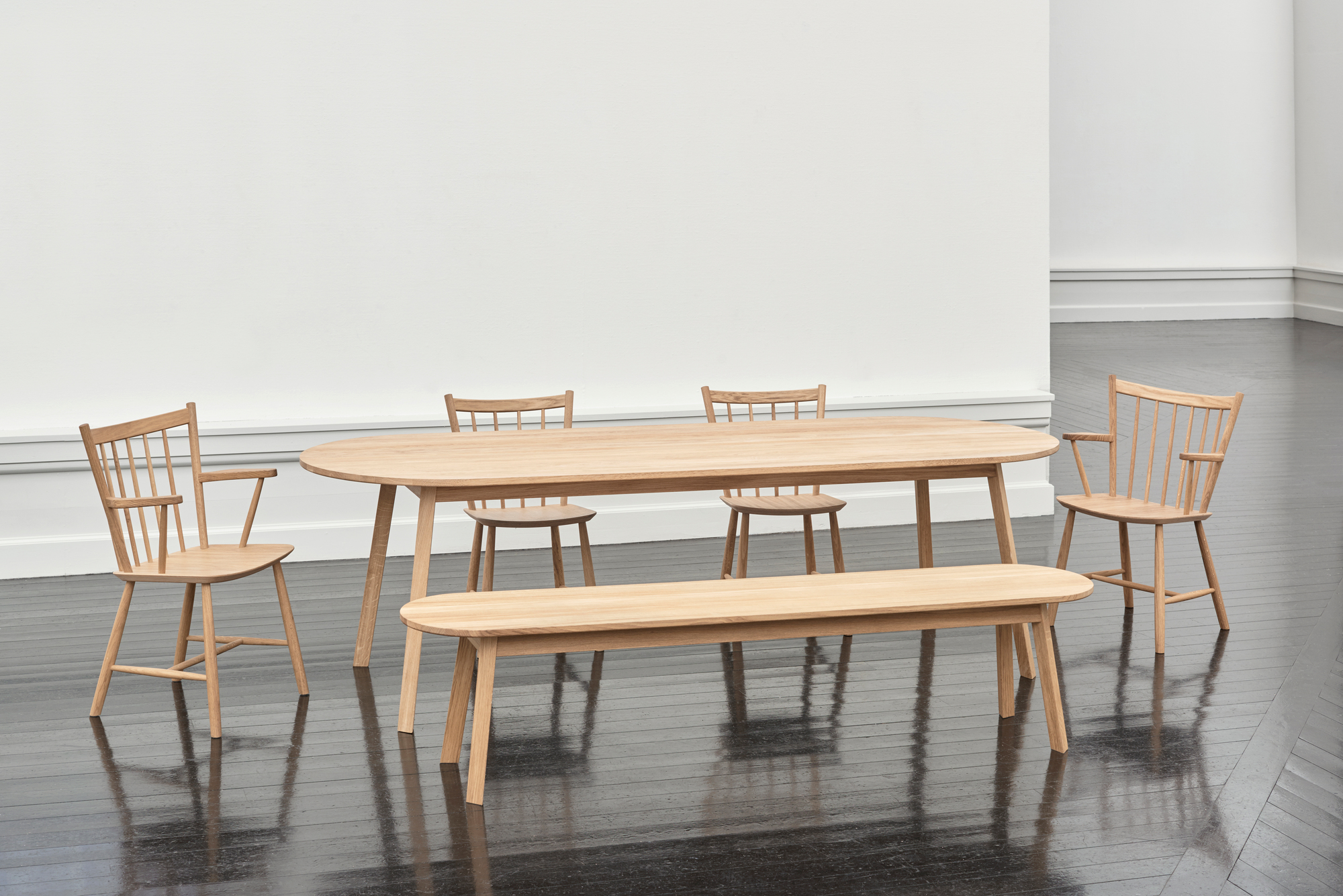 Esszimmer-Set mit ovalem Holztisch, Bank und vier J42 Stühlen von Hay in heller Eiche.