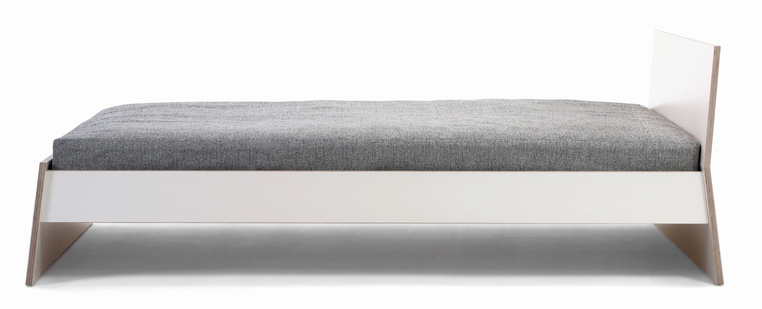 Stockholm Bett von Richard Lampert, 180 cm, Birke Multiplex, weiß, mit hohem Kopfteil.