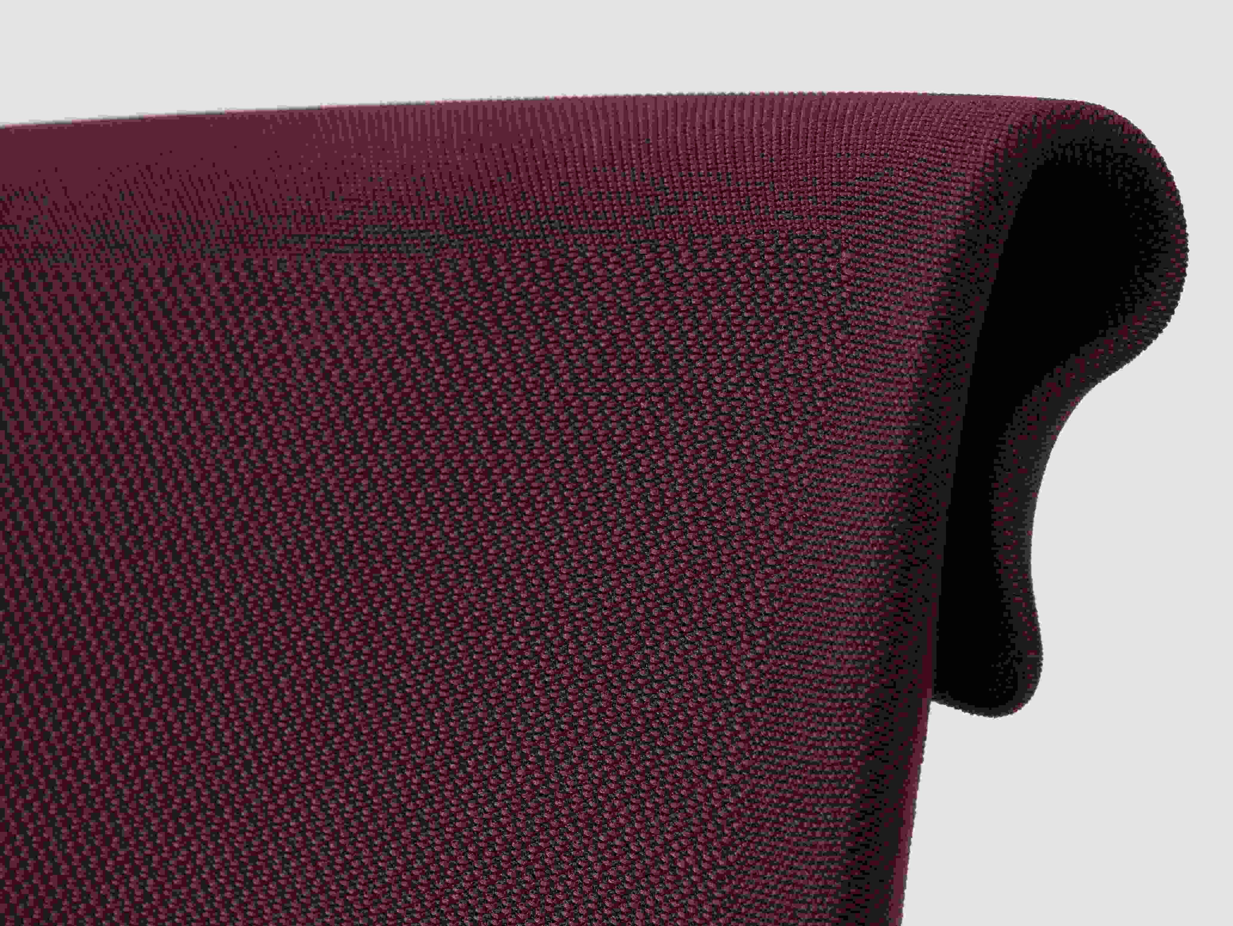 Detailaufnahme des burgunderroten Vitra ID Cloud Bürodrehstuhls mit atmungsaktivem, gepolstertem Stoffbezug für ergonomisches Sitzen.