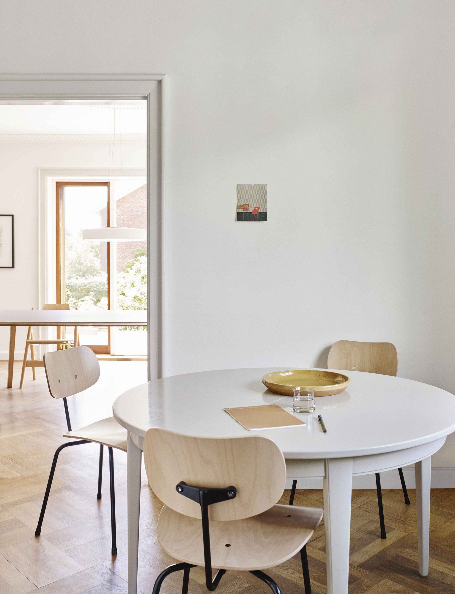 SE 68 Stuhl von Wilde+Spieth am Esstisch, skandinavisches Design mit hellem Holz und Stahlrohrgestell.