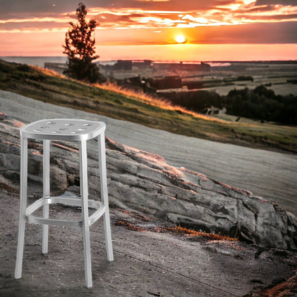 Emeco 1 Inch Barhocker aus Aluminium vor Landschaft bei Sonnenaufgang, moderner Hocker für Küche und Bar.