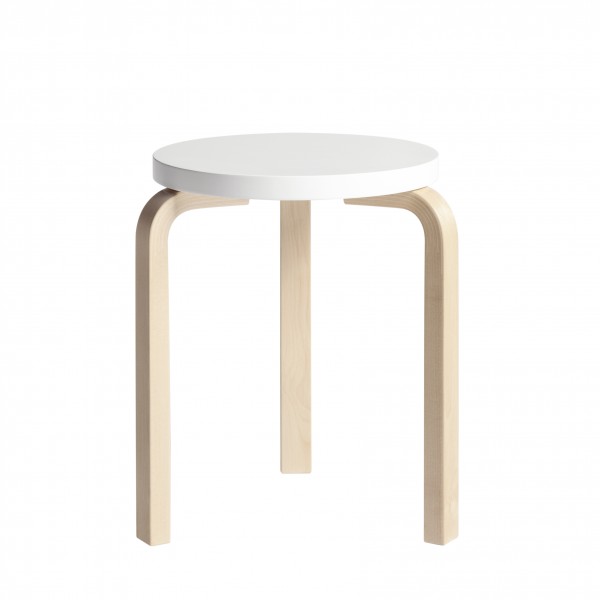 Artek Hocker 60: Weißer, runder Holzhocker mit drei Beinen aus hellem Birkenholz. Designklassiker.
