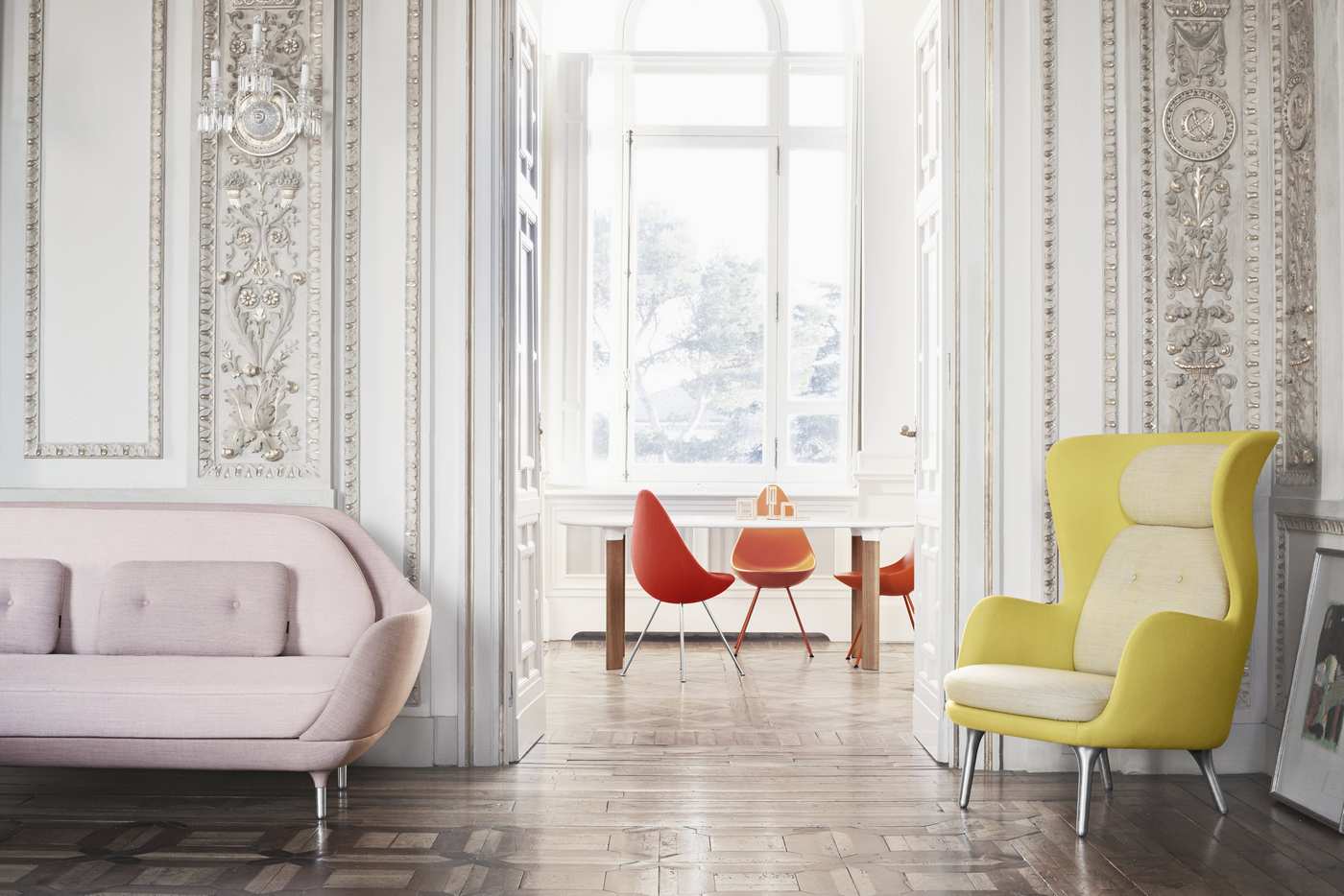 Helles Interieur mit Analog Tisch von Fritz Hansen, Sofa in Rosa und gelbem Sessel.