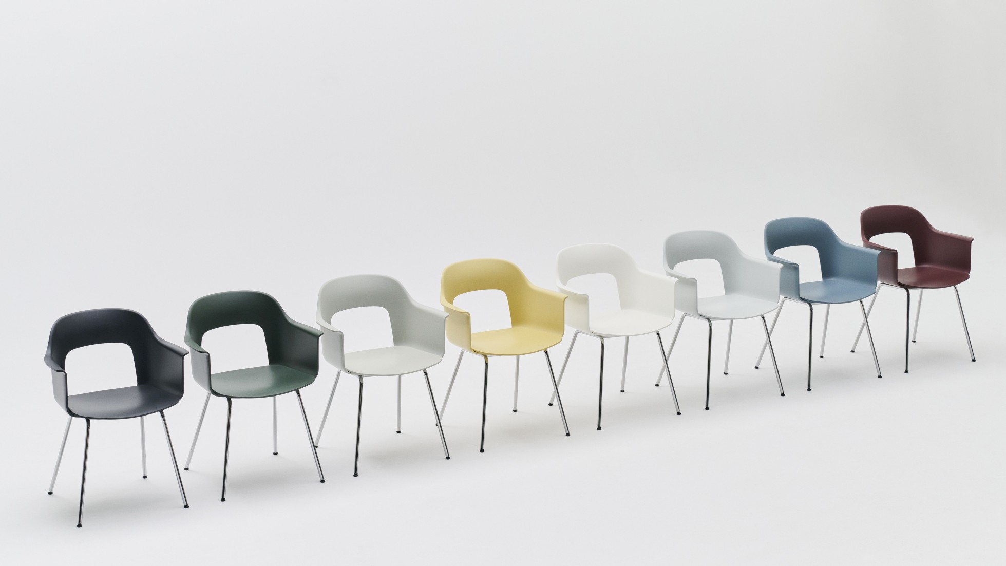 Reihe von Hay Layout Armchair 211 Armlehnstühlen in verschiedenen Farben auf weißem Hintergrund, modernes Design.