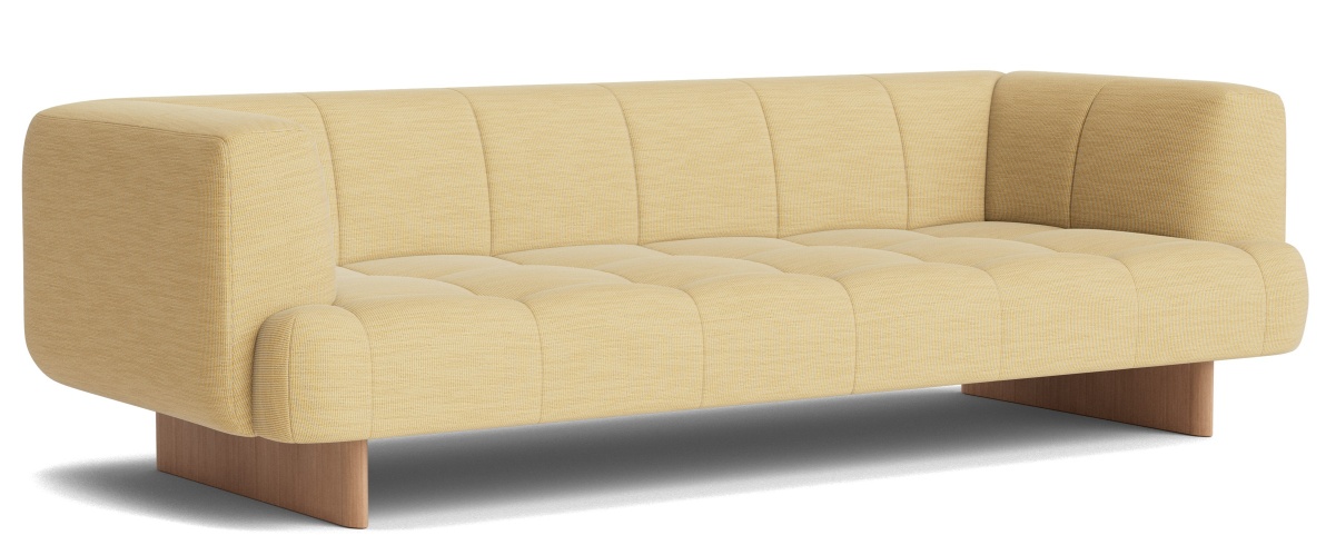 Quilton Sofa von Hay, hellgelbes 3-Sitzer Sofa mit gesteppter Sitzfläche und Rückenlehne auf Holzfüßen.
