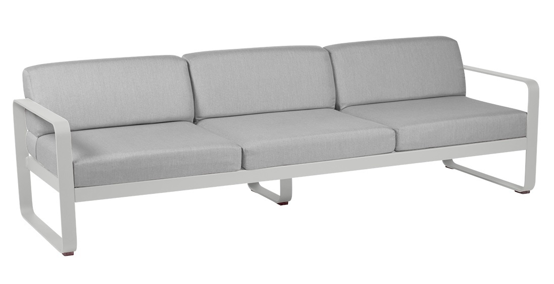 Bellevie 3-Sitzer Outdoor Sofa von Fermob in Hellgrau. Gartenmöbel für Terrasse und Balkon.