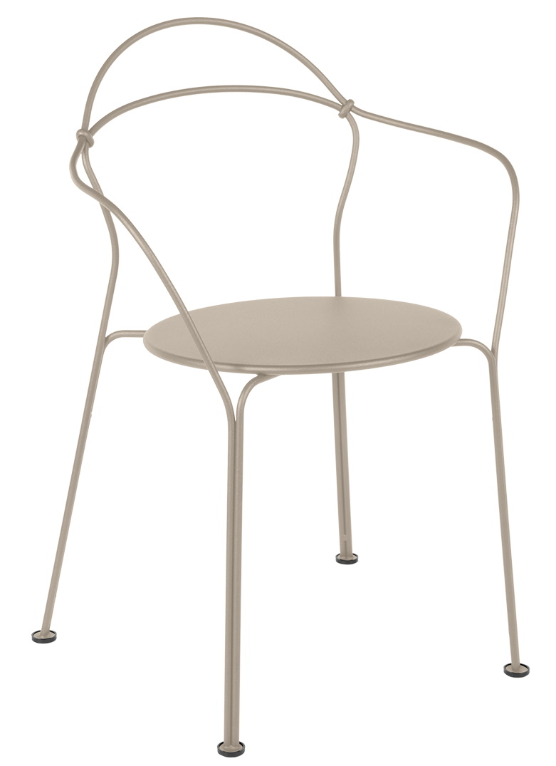 Airloop Bridge Sessel von Fermob für den Außenbereich, moderner Gartenstuhl aus Metall in Beige.