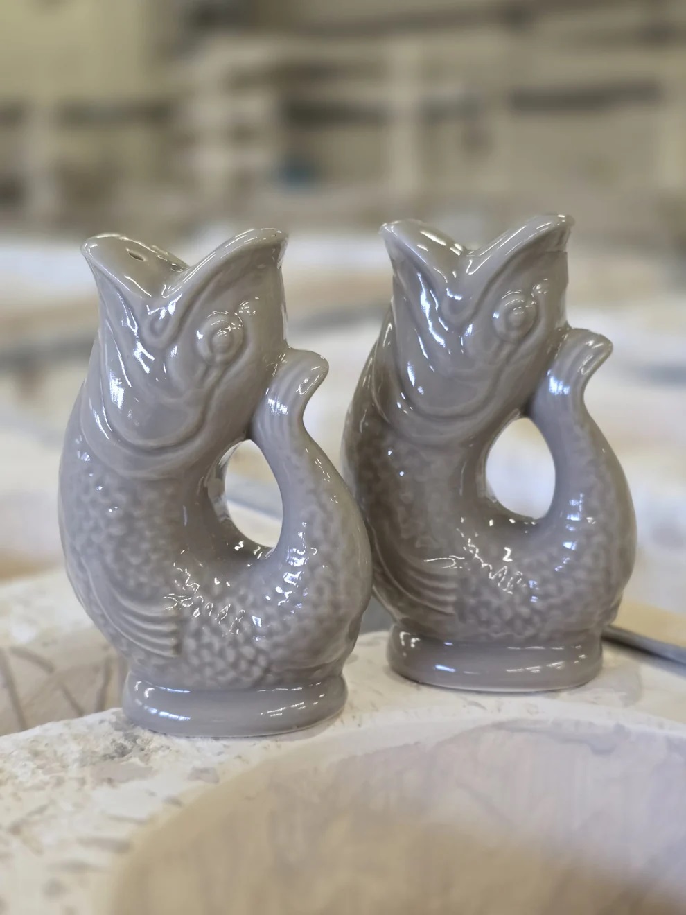 Gluggle Fisch Streuer Set: Graue Salz- und Pfefferstreuer in Fischform, Keramik, für Küche und Esstisch.