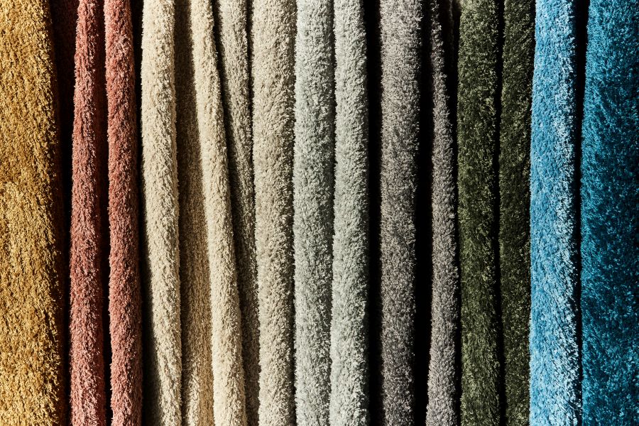Nahaufnahme von Stoffmustern für das Trio Sofa, verschiedene Farben und Texturen für die Sofapolsterung.