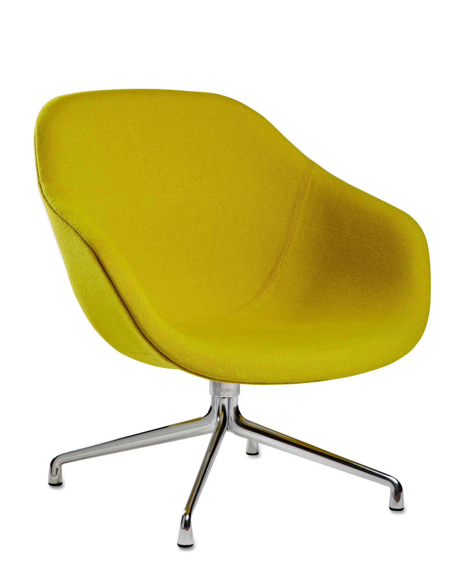 Gelber About a Lounge AAL 81 Drehsessel von Hay mit Chromfuß auf weißem Hintergrund.