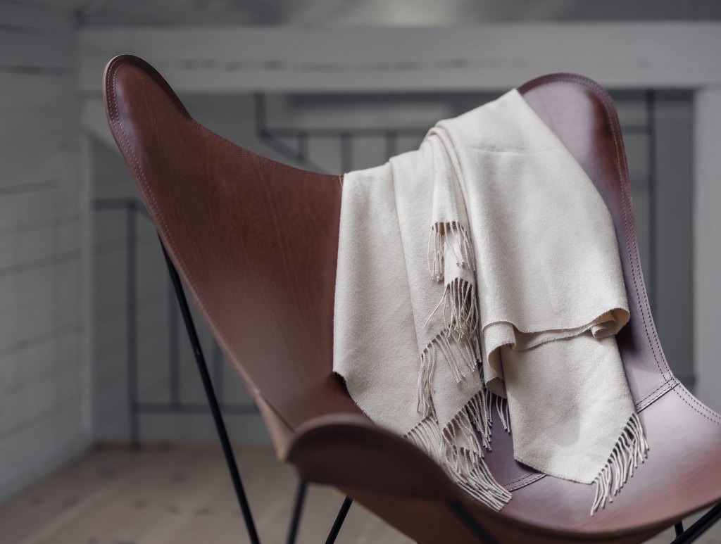Nahaufnahme des Pampa Mariposa Butterfly Chair Sessels aus Leder mit Decke.