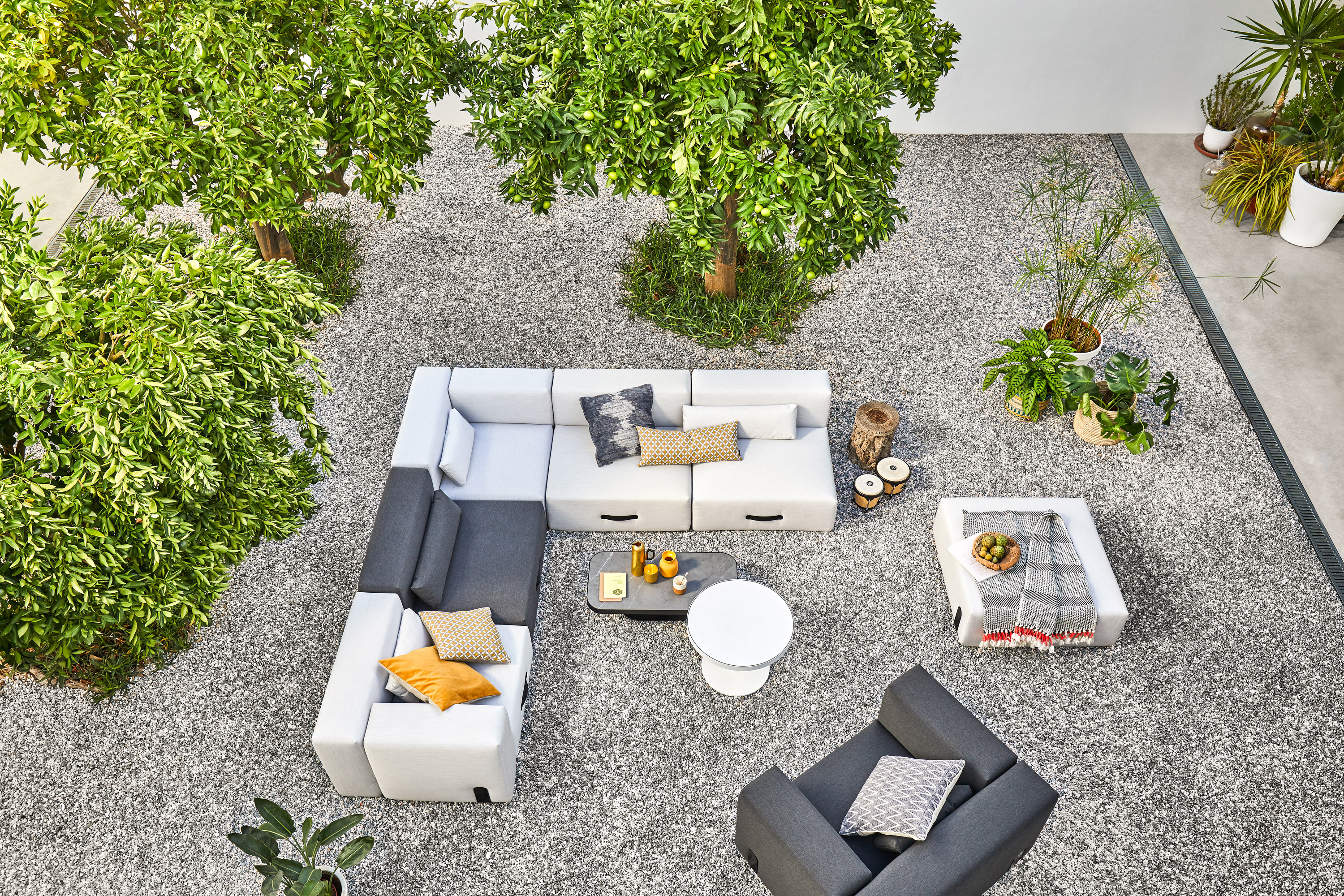 Miami Outdoor Sofa Lounger Taupe Conmoto, modulare Gartenmöbel und Lounge-Bereich im Außenbereich.