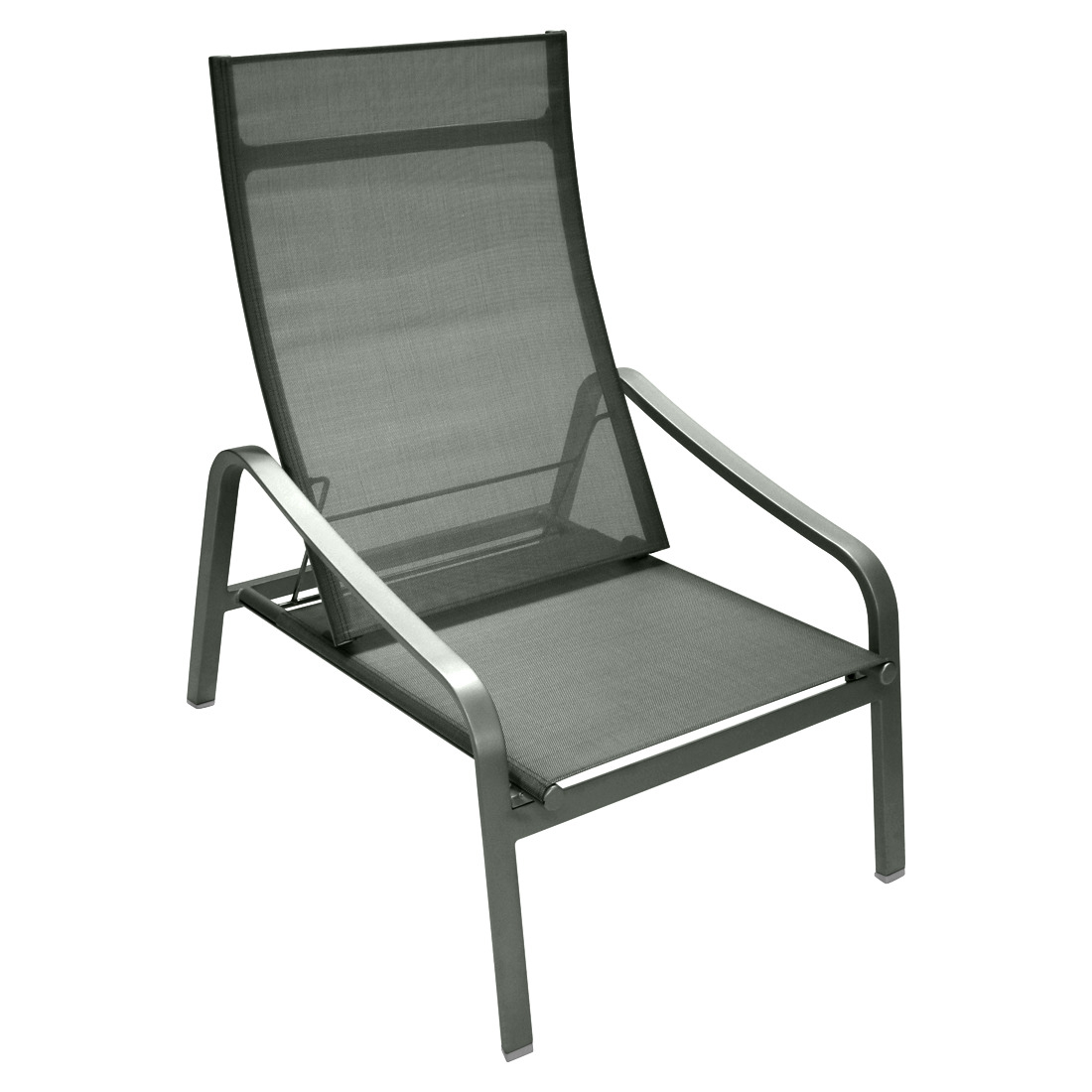 Alizé Niedriger Sessel von Fermob, grauer Loungesessel für den Garten oder die Terrasse.