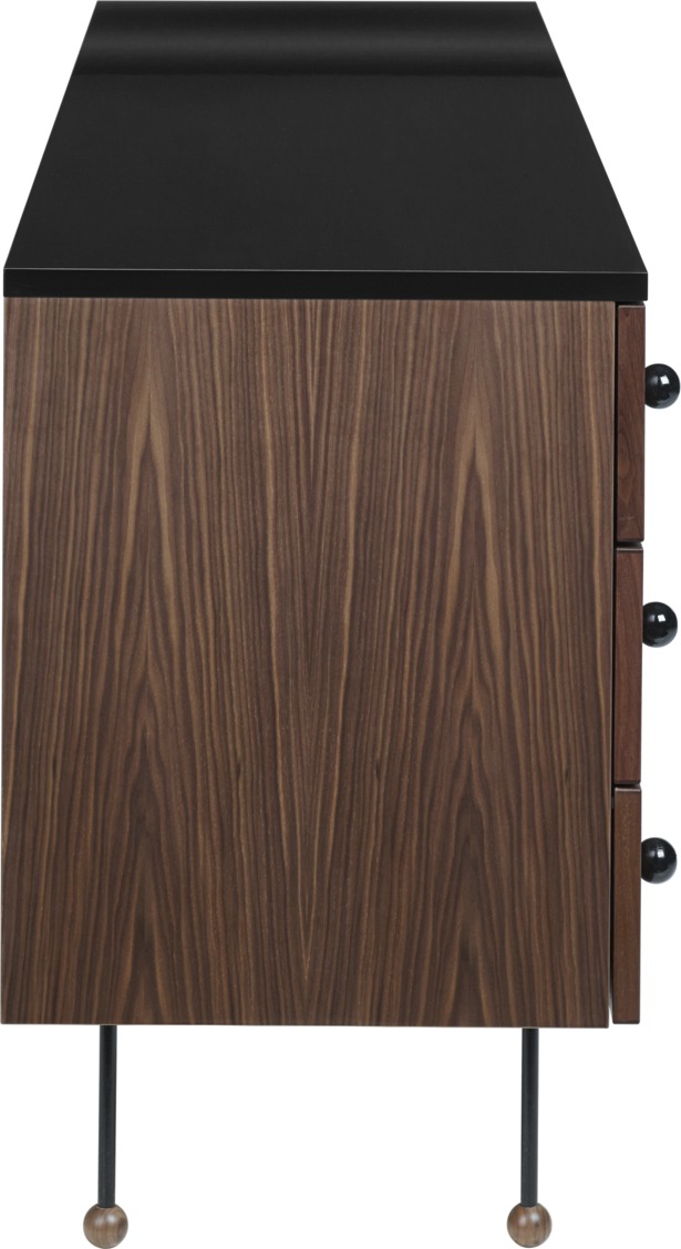 Detailansicht: Gubi Sideboard 62 mit Walnussfurnier, schwarzer Platte und runden Füßen.