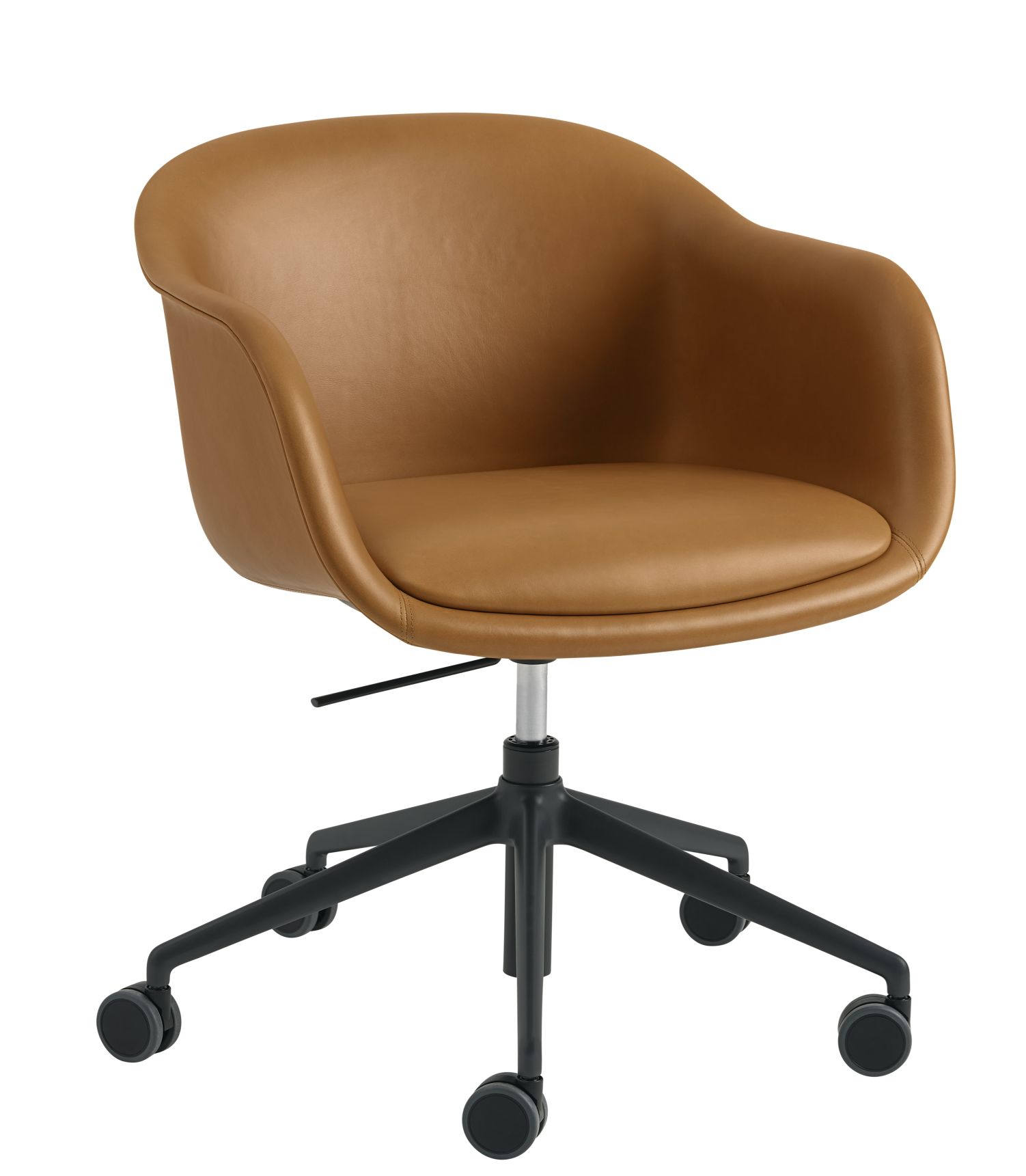 Muuto Fiber Armchair mit Drehfuß und Neigung, gepolsterter Bürostuhl in Braun mit Rollen.