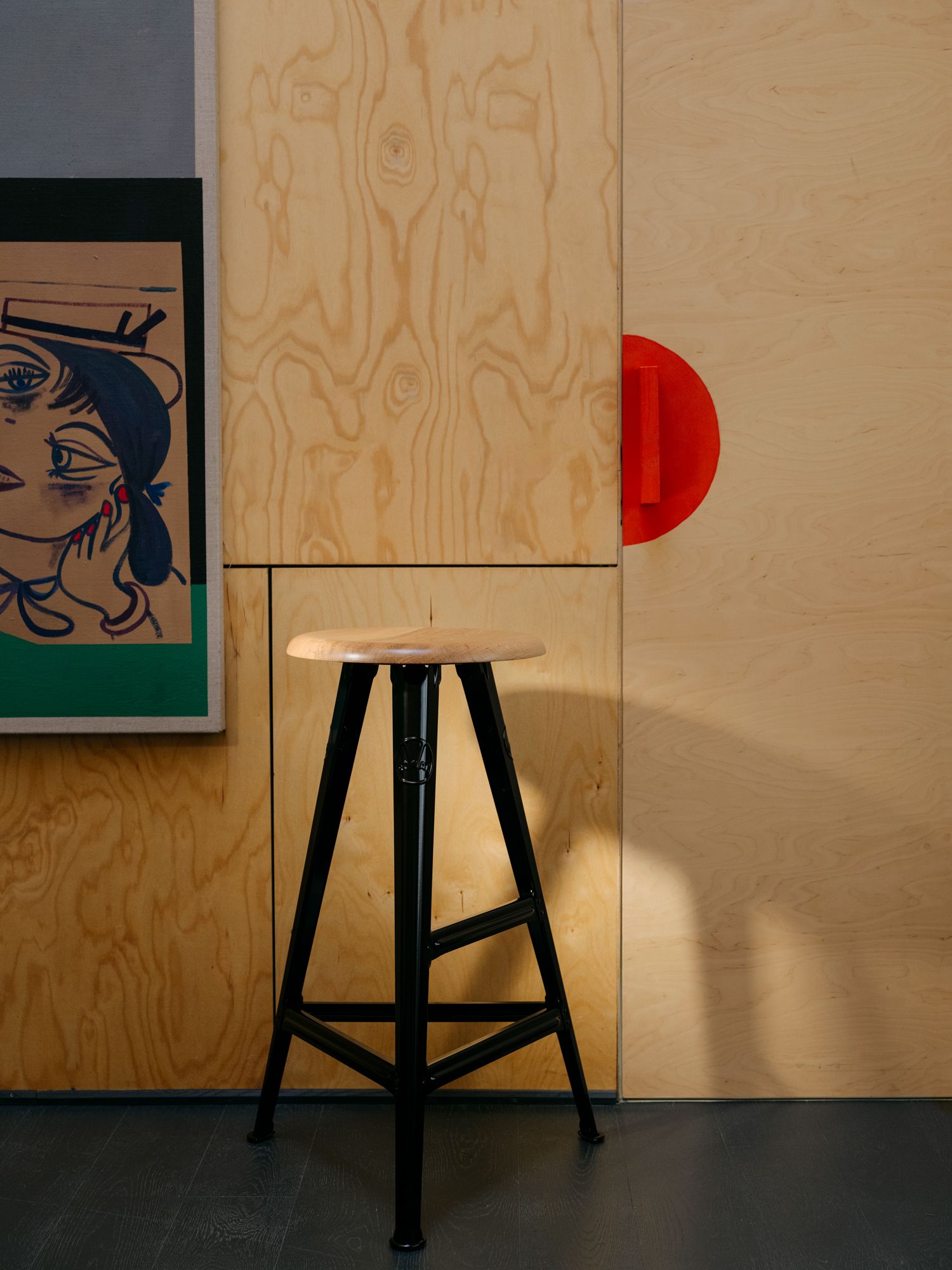 Schemel Model I Barhocker 75 cm von Rowac mit Sitzfläche aus Holz und schwarzem Gestell.
